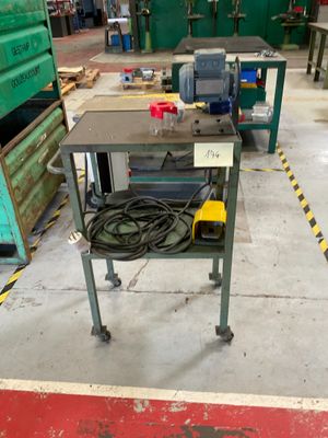une machine posée sur une table dans une usine