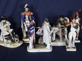 cinq figurines représentant des hommes en uniforme militaire