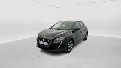une voiture noire dans une pièce blanche au sol blanc