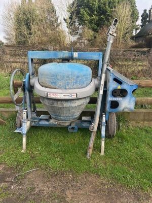 une machine bleue qui est posée dans l'herbe