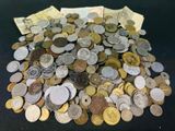 une pile de pièces posée sur une table à côté d'une pile de billets