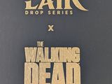 un gros plan sur une boîte arborant le logo de « The Walking Dead »