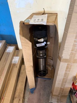 un caisson contenant une pompe à eau, situé dans une pièce