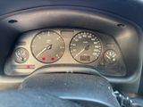 un gros plan du tableau de bord d'une voiture, avec un compteur de vitesse et des jauges