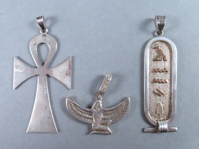 trois pendentifs en argent ornés d'une croix égyptienne et d'un ankht
