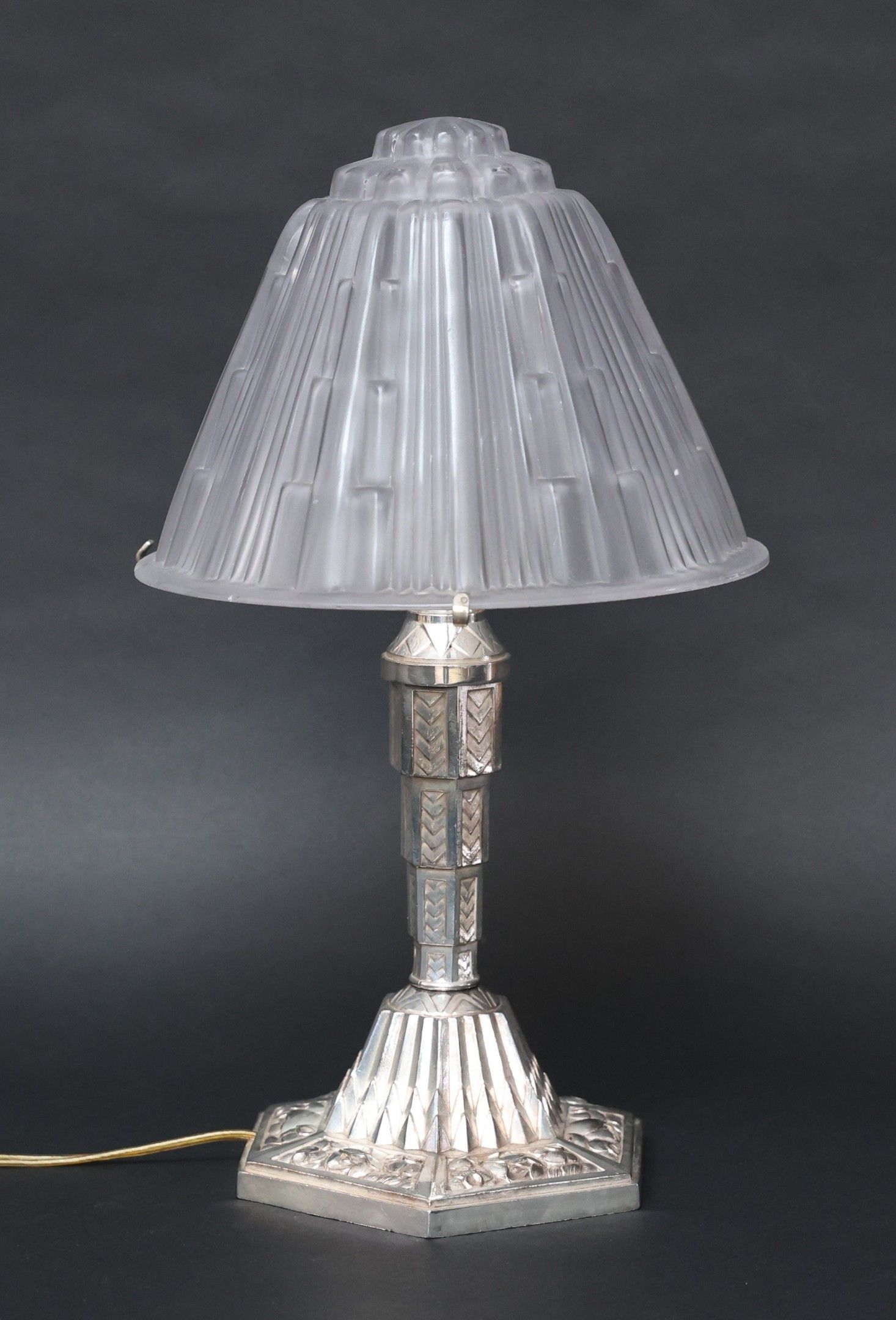 Lampe en métal argenté à piètement hexagonal à décor de fleu…