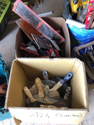 une boîte en carton remplie d'outils posée par terre