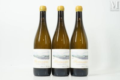 trois bouteilles de vin posées sur une table blanche