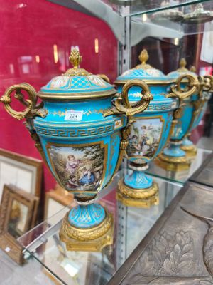 trois vases exposés dans une vitrine