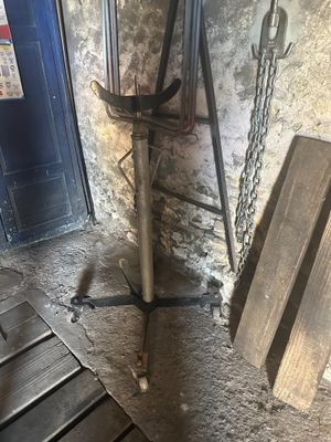 une image représentant un poteau métallique auquel sont attachées des chaînes