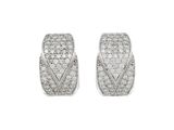 une paire de boucles d'oreilles en diamant sur fond blanc