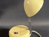 une lampe jaune posée sur une table