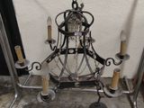 une table en métal sur laquelle est posé un lustre