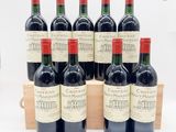 six bouteilles de Château Châteaux dans une caisse en bois