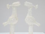 deux sculptures en verre représentant des oiseaux, exposées sur une table