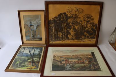 Trois photos encadrées représentant une ville et un phare sont posées sur une table
