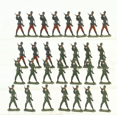 C.B.G et divers 29 soldats au défilé, terrasse verte, mélange de 2 sér