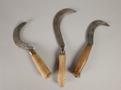 Deux vieux outils sont posés l'un à côté de l'autre sur une surface blanche.