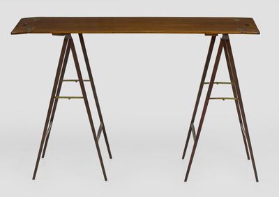 un bureau en bois avec deux pieds et un plateau en bois