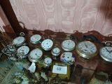 de nombreux types d'horloges posées sur une table en verre