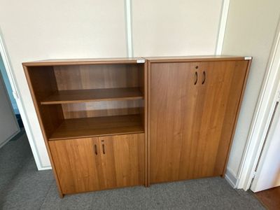 deux placards en bois avec des portes et des étagères dans une pièce