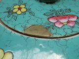 un gros plan d'un vase bleu orné de fleurs