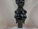 statue d'une femme tenant un oiseau sur la tête