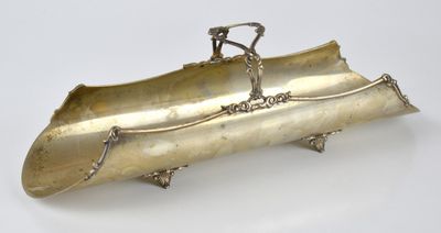 une boîte ancienne plaquée argent, munie d'une poignée et d'une chaîne