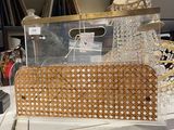 un sac à main posé sur une table