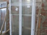 une pile de vieilles fenêtres et de palettes dans une pièce