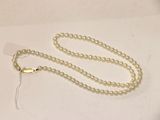 un collier de perles blanches muni d'un fermoir en or