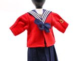 un mannequin vêtu d'un costume de marin et d'un chapeau de marin