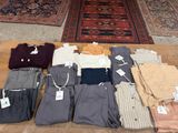 de nombreux vêtements de toutes sortes étalés par terre