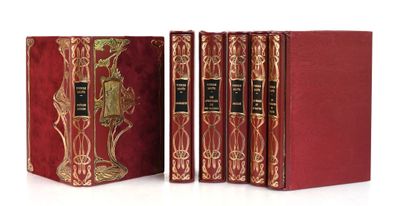un lot de trois livres rouges ornés de dorures