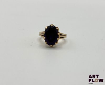 Bague en or jaune 750/°° ornée d'une améthyste en serti grif…