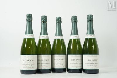 six bouteilles de vin sont alignées sur une table