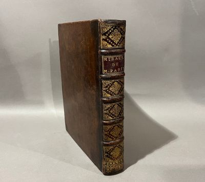 un vieux livre posé sur une surface blanche