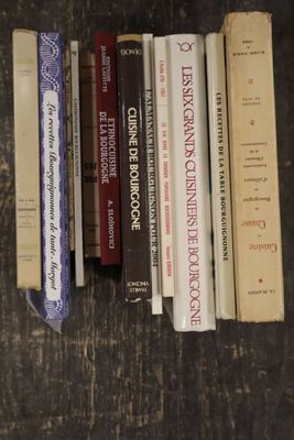 un grand nombre de livres posés sur une table