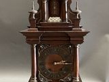 une horloge posée sur une table