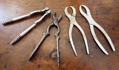 cinq types différents de pinces posées sur une table