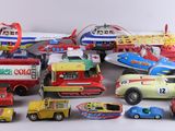 un grand nombre de voitures-jouets sur une surface blanche