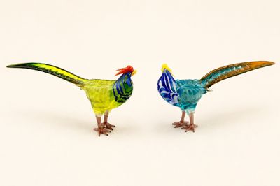 une paire de figurines en verre colorées représentant un coq et un faisan