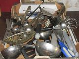 une boîte remplie d'ustensiles de cuisine posée sur une table