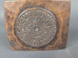 une image représentant un bloc de bois orné d'un motif décoratif