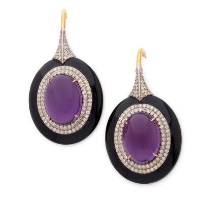 une paire de boucles d'oreilles noires et violettes ornées de diamants