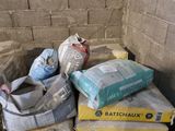 une pile de boîtes de papier toilette et un sac de papier toilette