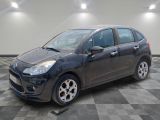 la photo d'une voiture noire garée dans un garage