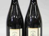 deux bouteilles de vin posées l'une à côté de l'autre sur une table