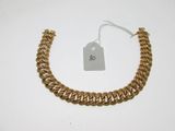 un bracelet en chaîne d'or muni d'une étiquette de prix