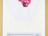 une photo d'une fleur rose sur une chemise blanche